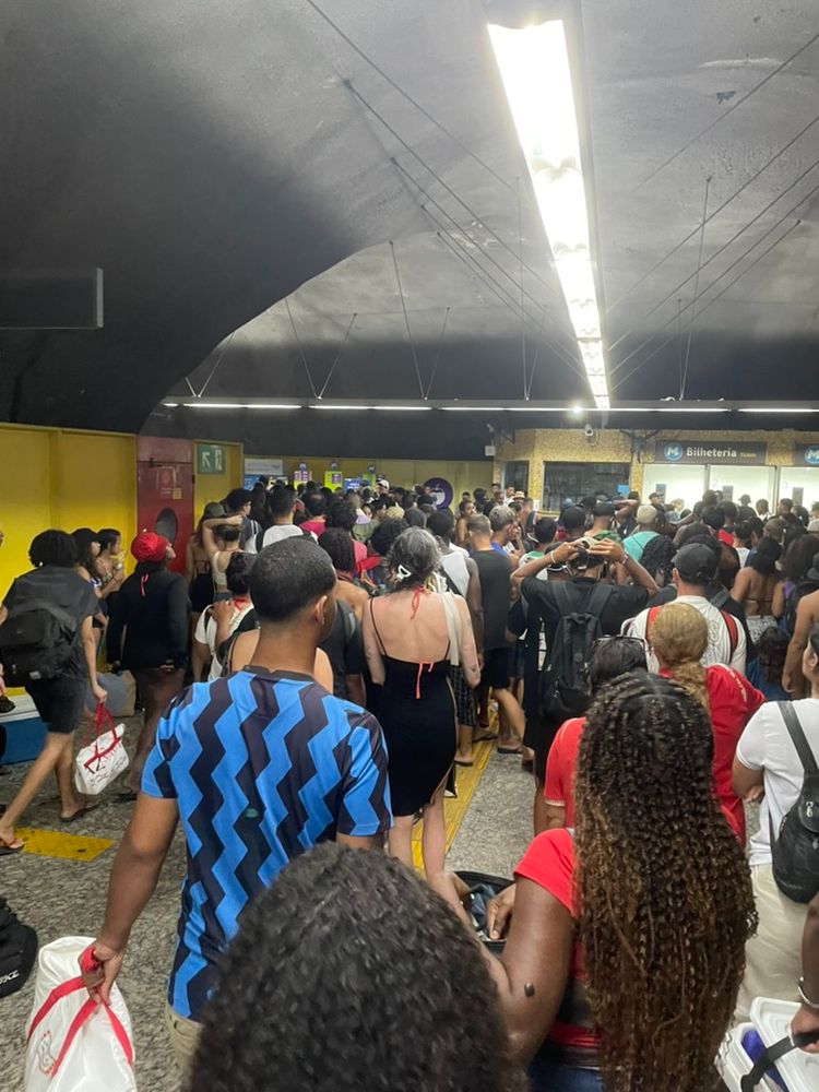 Grande aglomerado para passar na catraca da estação de metrô General Osório. 