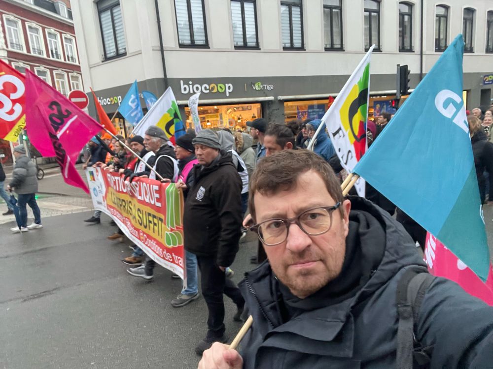 Photo de Laurent PÉRIN, élu génération.s en tête de cortège de la manifestation intersyndicale à Lille 