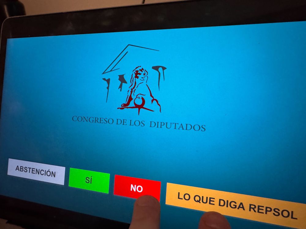 Una pantalla azul con el logotipo del Congreso de los Diputados muestra cuatro botones de votación: ABSTENCIÓN, SÍ, NO y LO QUE DIGA REPSOL.