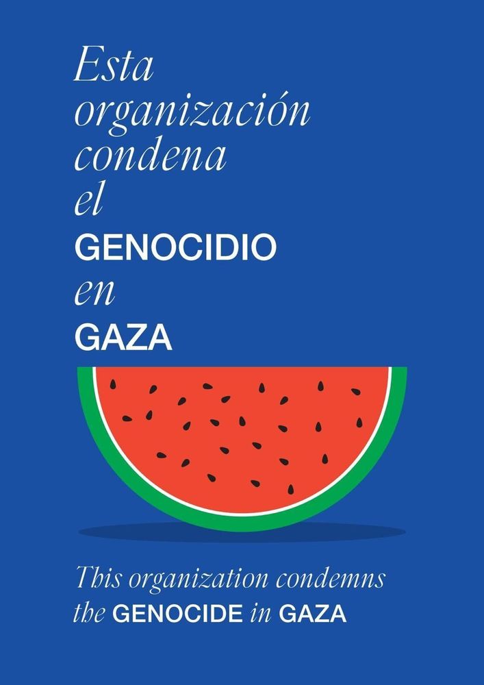 Cartel del colectivo 'Artistas con Palestina' en el que se ve una rodaja de sandía (símbolo habitual de identificación con Palestina) y un texto en español e inglés que dice: "Esta organización condena el genocidio en Gaza"