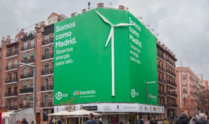 Lona publicitaria de Iberdrola en un edificio de Madrid.
En la lona sobresale una réplica de un aerogenerador que ocupa aproximadamente la altura del edificio de 5 plantas.
En la lona se lee: Somos como Madrid. Tenemos energía para rato.
Al pie de la lona se ven varios transeúntes caminando por la calle.