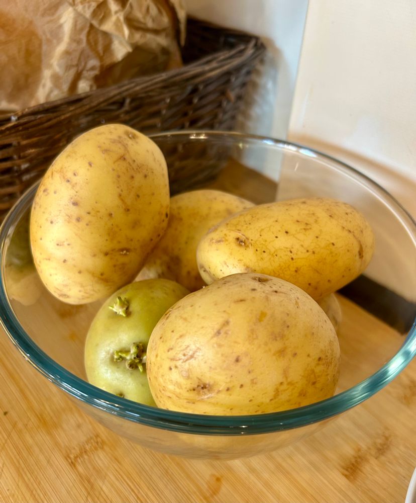 A bowl of potatoes 