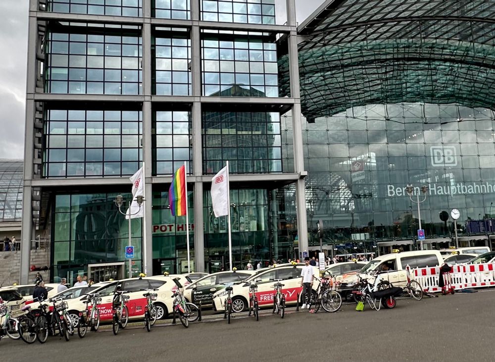 pride fahne am dem berliner hauptbahnhof