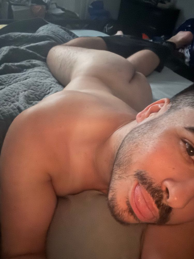over the shoulder selfie. it’s humpday so you can see my lil hank hill booty 