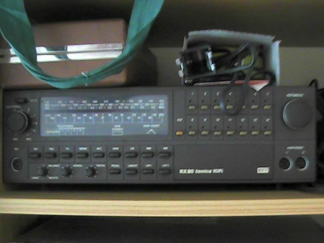 Blick in ein Schrankfach
Ein Radio - Rema Tonica von RFT aus den letzten Jahren der DDR
Darauf liegt ein Fön und der dazugehörige Kasten