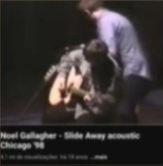 Print com a qualidade toda fudida de um vídeo do noel gallagher tocando slide away acústico em chicago no ano de 1998