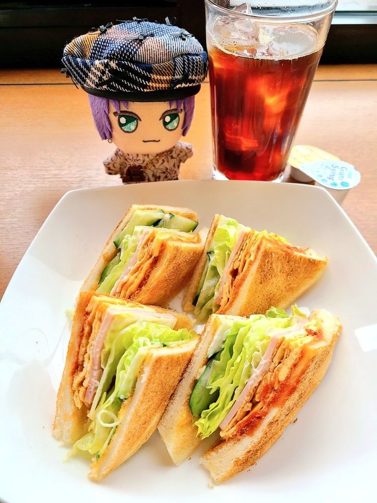 美味しそうなミックスサンドのトーストと嬉しそうなムルのぬいぐるみ。（かぶっているベレー帽がかっこいい）