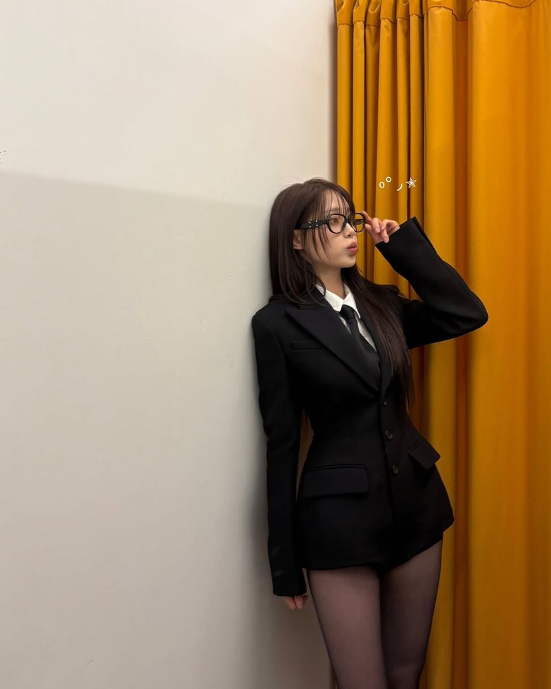 Chuu looking cute in some glasses 