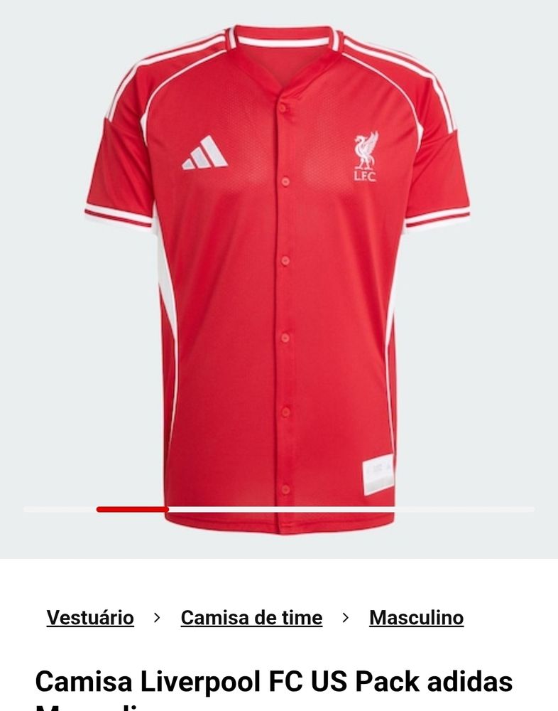 Print retirado do site da loja centauro. Na imagem, uma camisa do time Liverpool FC no modelo de uniforme de beisebol na cor vermelha, com mangas curtas, abotoamento frontal e detalhes na lateral em branco.