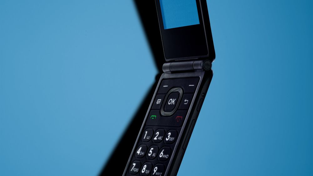 I Was Addicted to My Smartphone, So I Switched to a Flip Phone for a Month