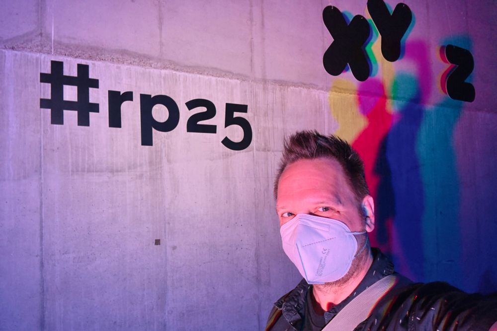 Ich mit Maske vor der re:publica25 Lichtinstallation.