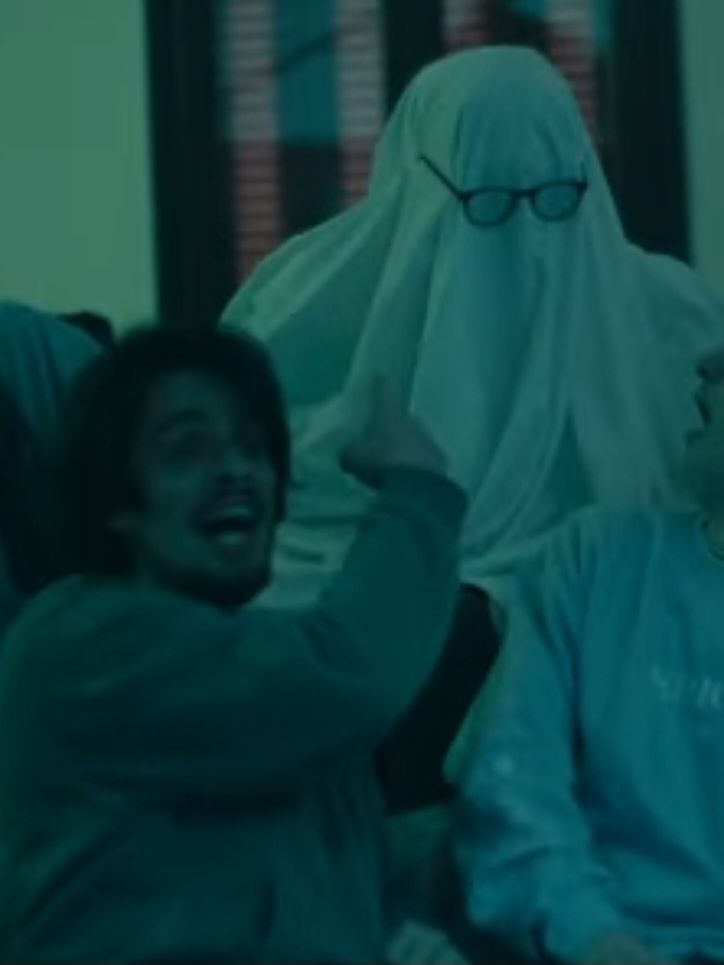 Jorge freaking out and pointing at ghost Polites behind him