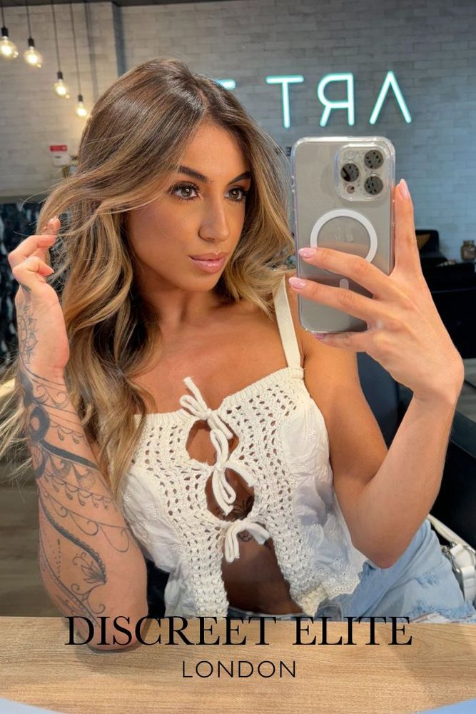 Mirror selfie of escort Lia from Discreet Elite.