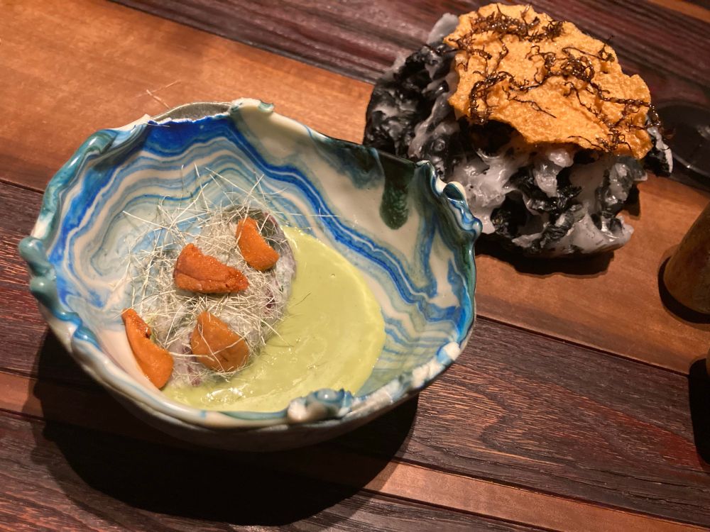 お皿の模様も食べられる（帆立のムース）