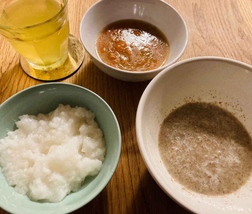 左下にアサヒ「舌でつぶせるごはん」、右下にマッシュルームのポタージュ、中央上にアサヒ「舌でつぶせる野菜のきんぴら煮」、左上に冷茶。