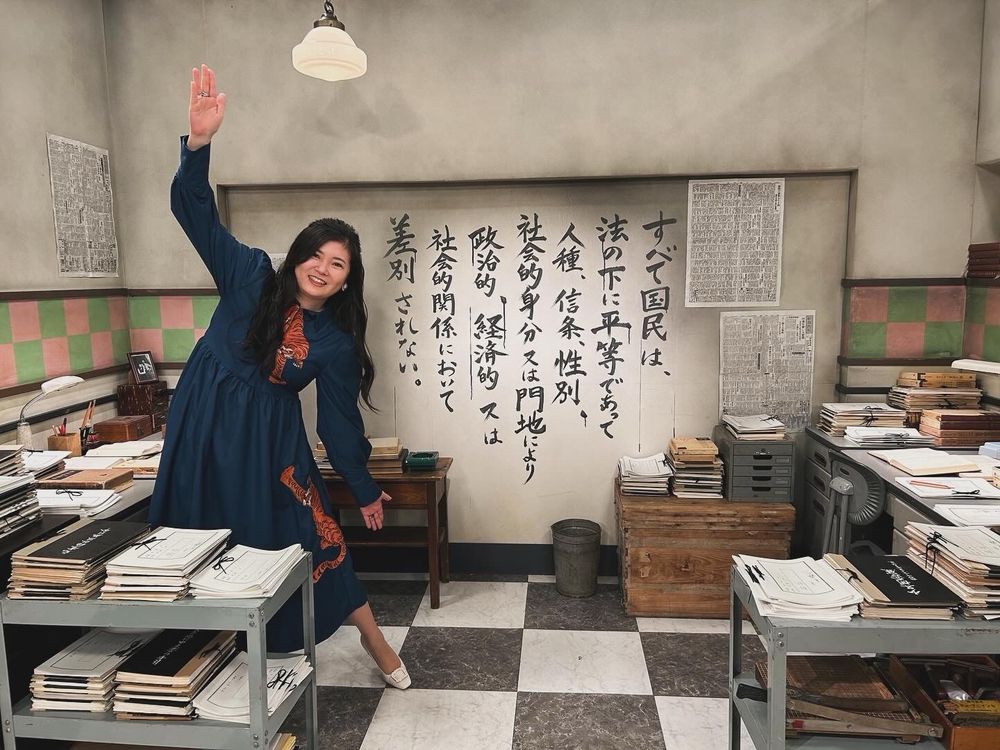 セットの前でポーズを取る私です