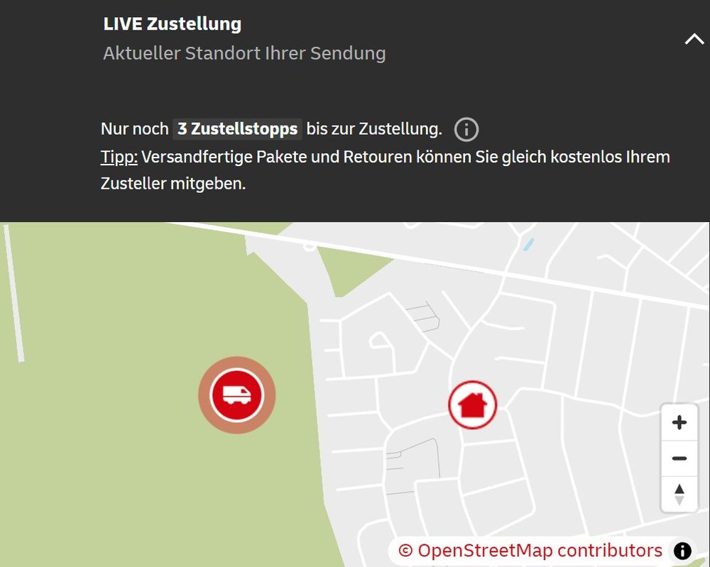 Screenshot der DHL-Tracking-Seite, der Zustellwagen ist dort ohne jeden Zufahrtsweg auf einer Wald-/Ackerfläche außerhalb platziert.