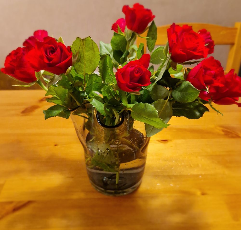 En bukett röda rosor i en vas