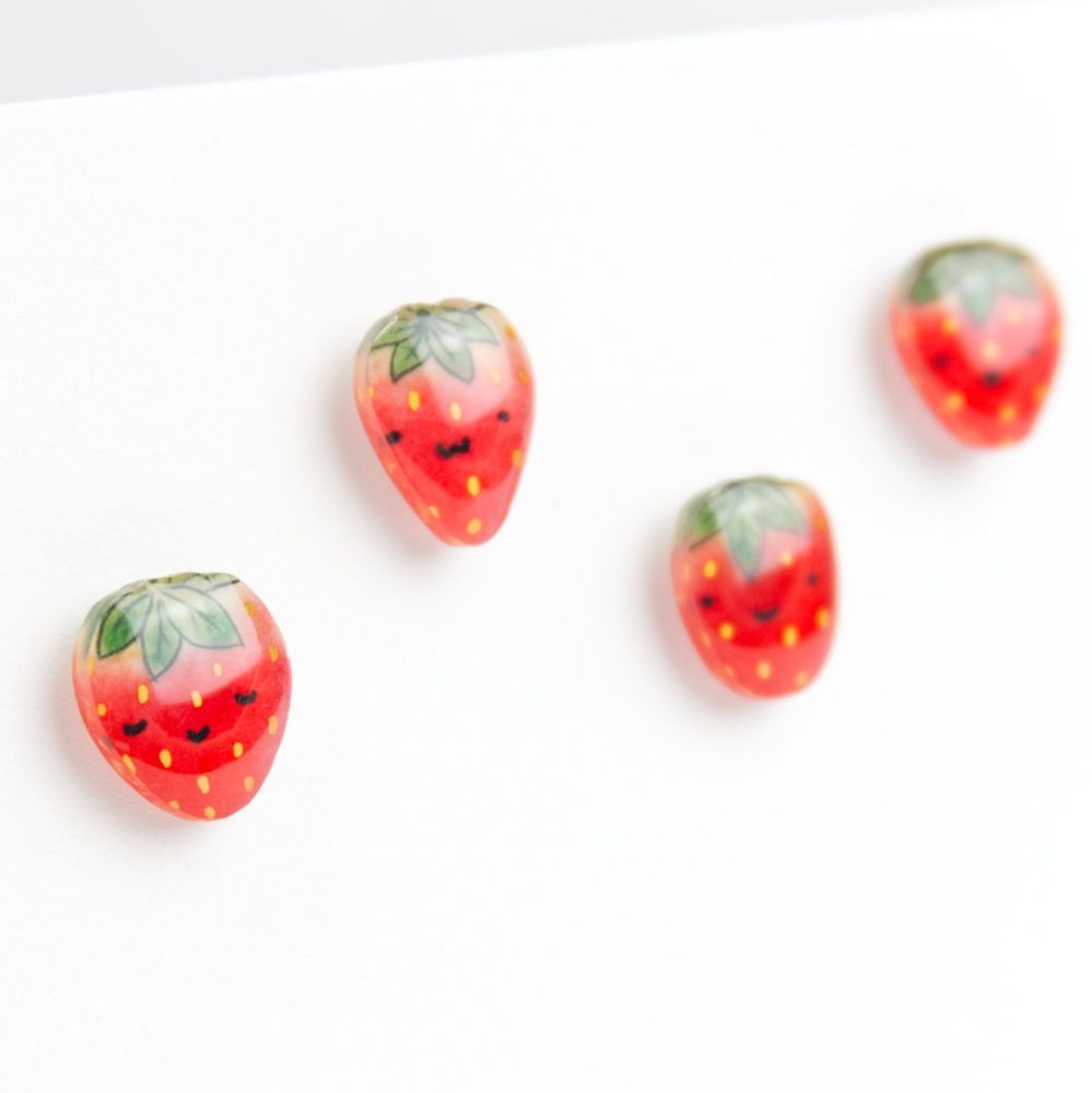 Vier Erdbeer Ohrstecker mit unterschiedlichen Gesichtern 
