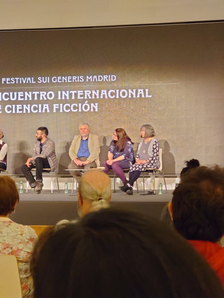 Luis Carlos Barragán, Robert Shearman y Lisa Tuttle en la mesa redonda "Ciencia ficción intercontinental" durante el XVI festival Sui Generis Madrid en el auditorio de la casa del lector del matadero de Madrid