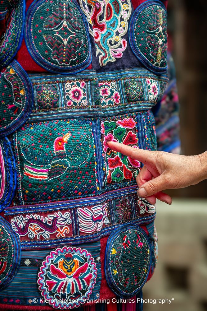 The embroidery on Miao clothing includes motifs of nature (e.g., flowers, birds, dragons) and abstract symbols like geometric shapes or Chinese characters with auspicious meanings. These elements serve as a visual record of the Miao’s worldview, cultural values, and historical events, such as their creation myths or battles. For instance, the Shanghai Museum notes that Miao clothing uses "special languages" like style and decoration to tell their survival story over thousands of years

