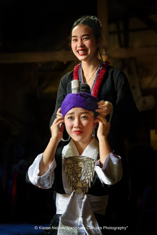 In the late 20th century, Hmong women began sewing the fabric into hat-like shapes for ease of wear, and modern variations incorporate different fabrics, colors, and decorations. 