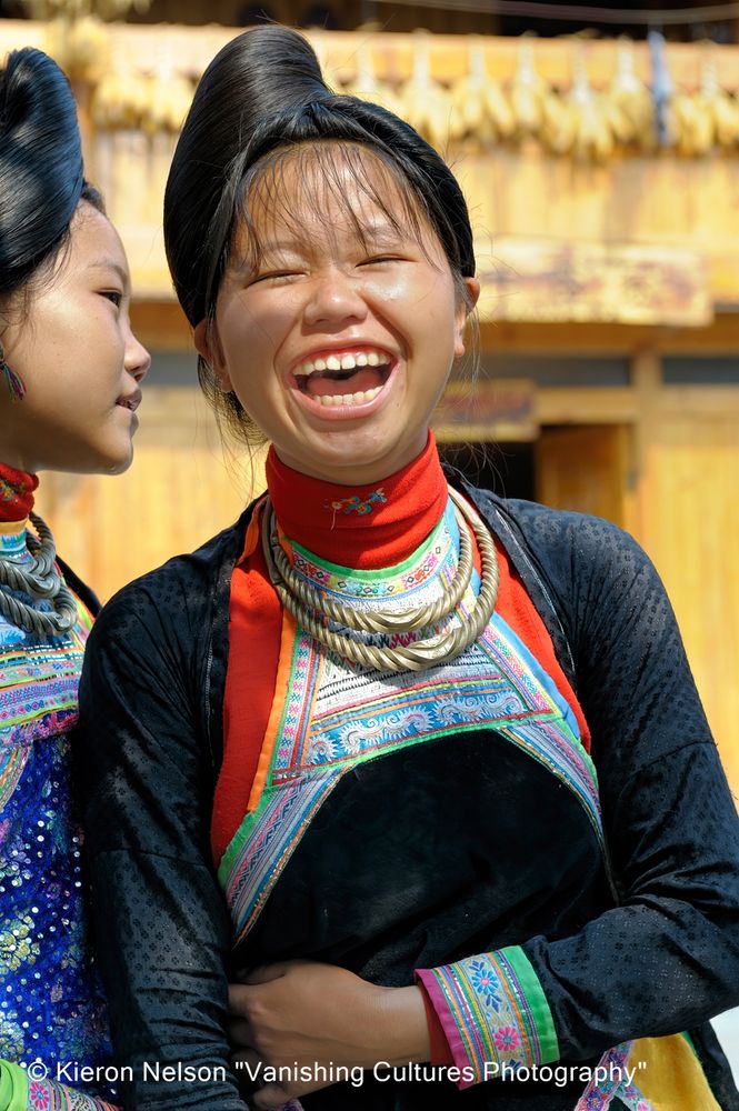 Biasha (Basha) Miao are quite different from other Miao groups in terms of clothing and daily life. The Biasha people belong to the Miao branch, which is the least affected by modern civilization. Even in modern times, they still lead very traditional lives.