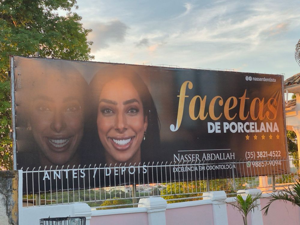 Outdoor de facetas de porcelana, com retrato de uma mulher, que me lembra a Lady Gaga, mas com cabelo, olhos e cor da pele escurecidos.