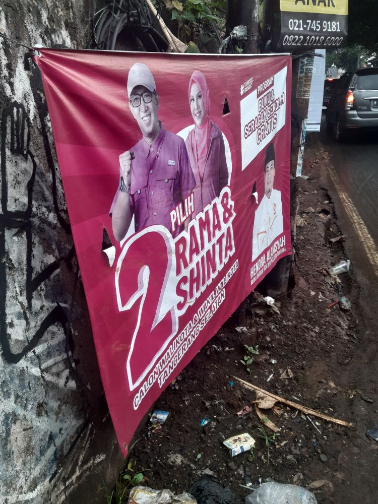Campaign billboard of Rama-Shinta, candidate no. 2 in the South Tangeranf mayoral election. Their “hashtag” is “Very Tangsel (South Tangerang)” and below it is their policy program of “Free School Textbooks and Uniforms”. It is put up by a city PKS official.