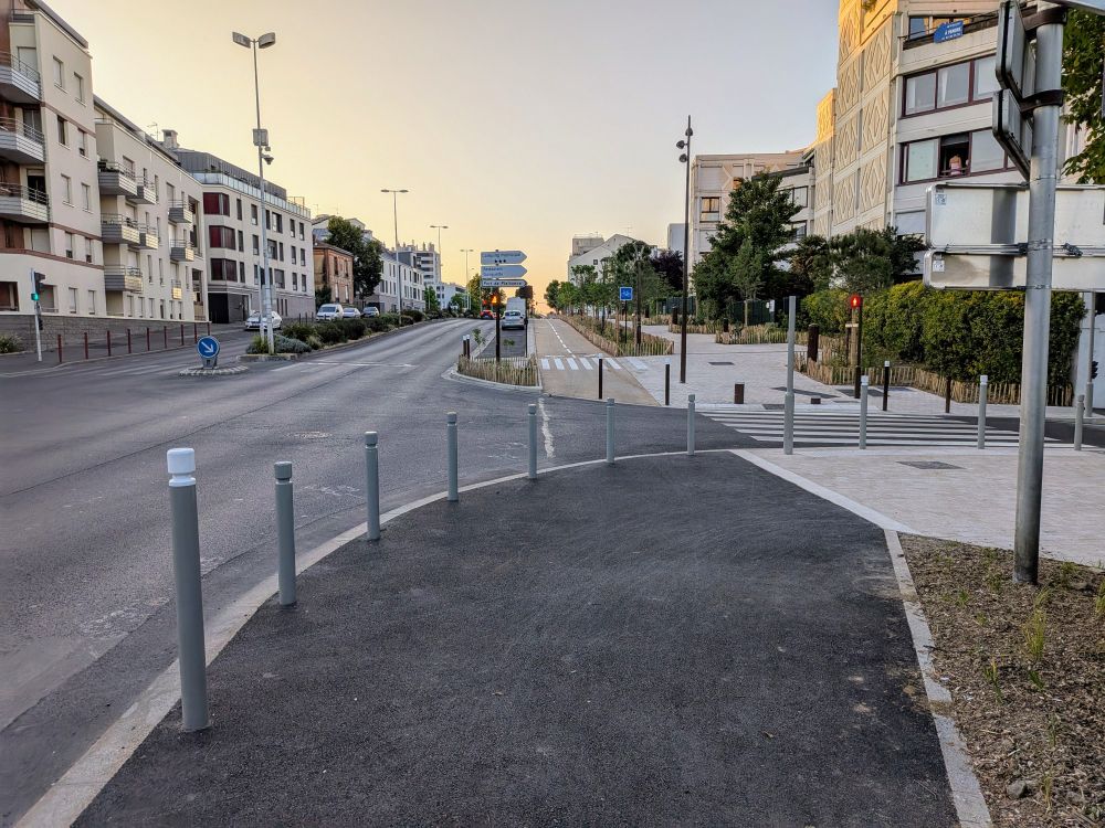 poste du début de la piste cyclable coté sud, prise depuis le trottoir coté pont.