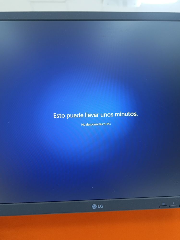 Foto de una pantalla de ordenador que muestra el cartel de actualización de Windows "esto puede llevar unos minutos"