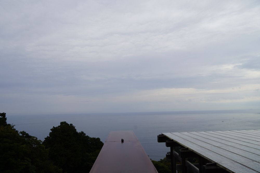 海に向かって山から迫り出した道と舞台の写真