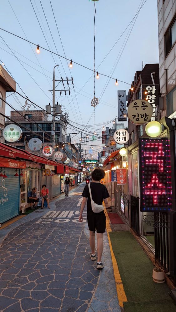 Moi marchant dans les rues du quartier de Kondae à Séoul