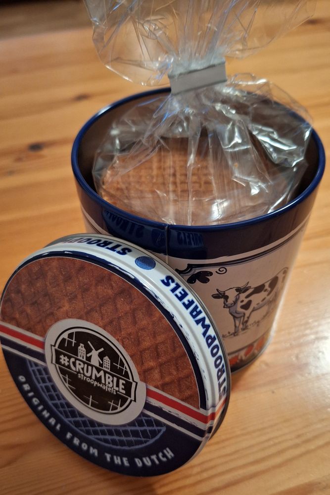 Man sieht eine geöffnete Dose voller Stroopwafels aus den Niederlanden.