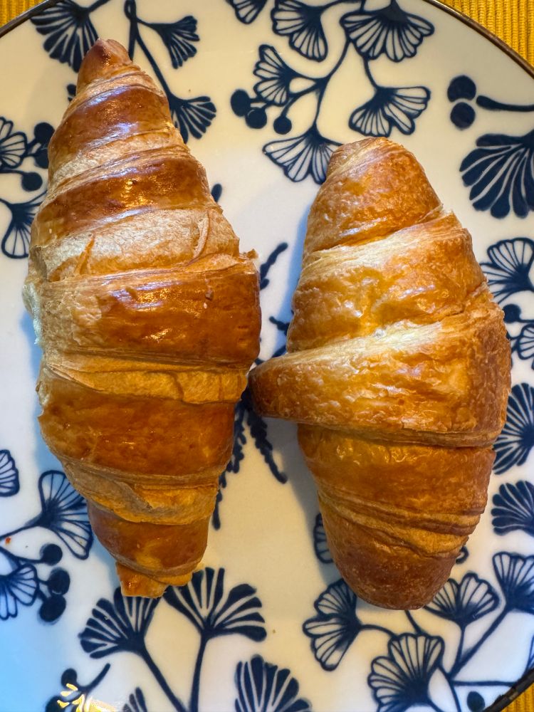 Foto van twee croissants waarbij duidelijker is dat die van de Jumbo kleiner is dan die van AH. 
