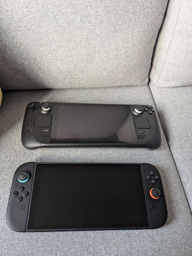 Oben ein Steamdeck, darunter die ausgepackte Nintendo Switch 2 zum Größenvergleich. Die Nintendo Switch 2 ist etwas schmaller