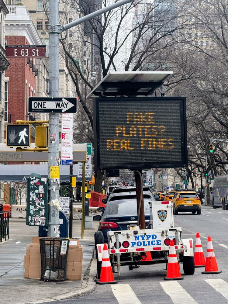 An NYPD electronic billboard saying “Fake Plates? Real fines.”
