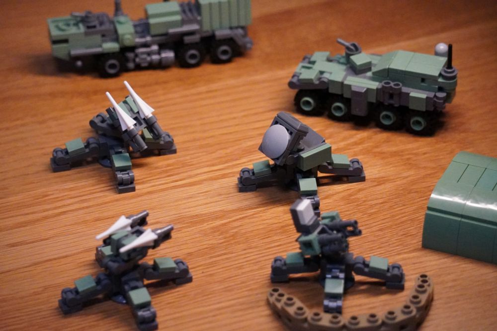 レゴブロックで制作された模型です。地対空ミサイルの部隊を模しています。