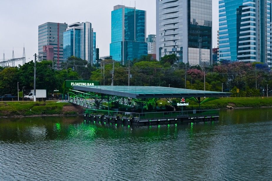 Imagem de bar flutuante de marca de cerveja sobre o Rio Pinheiros.