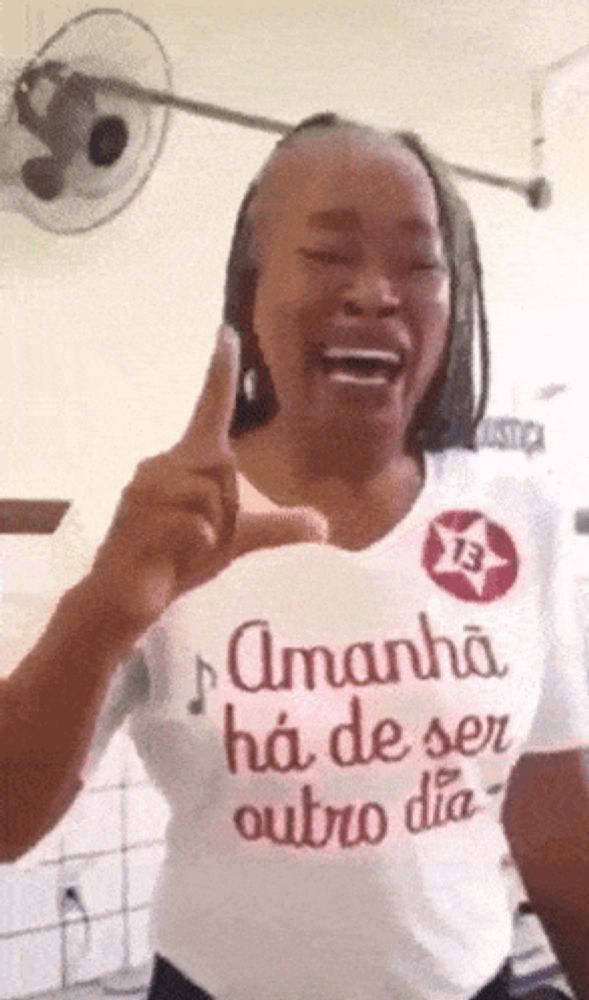 a woman wearing a shirt that says amanha has de ser outro dia