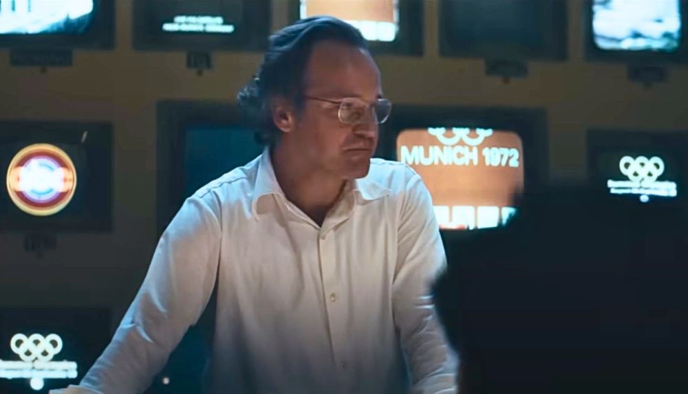 Peter Sarsgaard as Roone Arledge in the ABC Sports control room at the 1972 Munich Olympics in SEPTEMBER 5 (Fehlbaum, 2024)