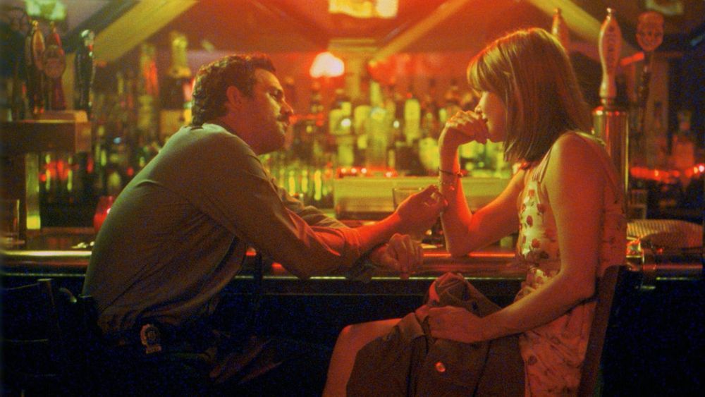 Mark Ruffalo and Meg Ryan having a drink in IN THE CUT (Jane Campion, 2003)