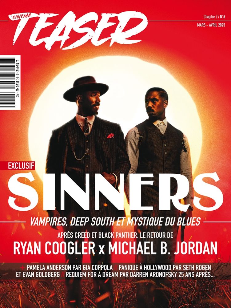 Couverture de Cinemateaser nº6 avec le film SINNERS. Deux hommes, des jumeaux, incarnés par Michael B. Jordan, en costumes 3 pièces des années 1930, sont debout devant un énorme soleil.