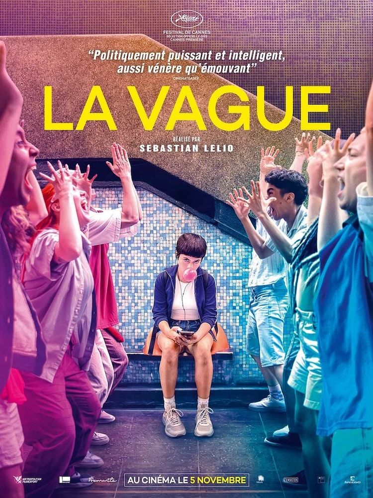 Poster du film LA VAGUE : une jeune femme est assise entre deux lignes de personnes qui se font face