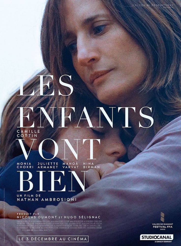 Poster du film LES ENFANTS VONT BIEN : Camille Cottin enlace un petit garçon