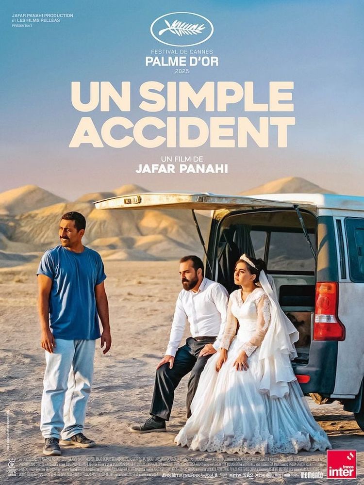 Poster du film UN SIMPLE ACCIDENT. Un couple de jeunes mariés assis à l'arrière d'une camionnette.