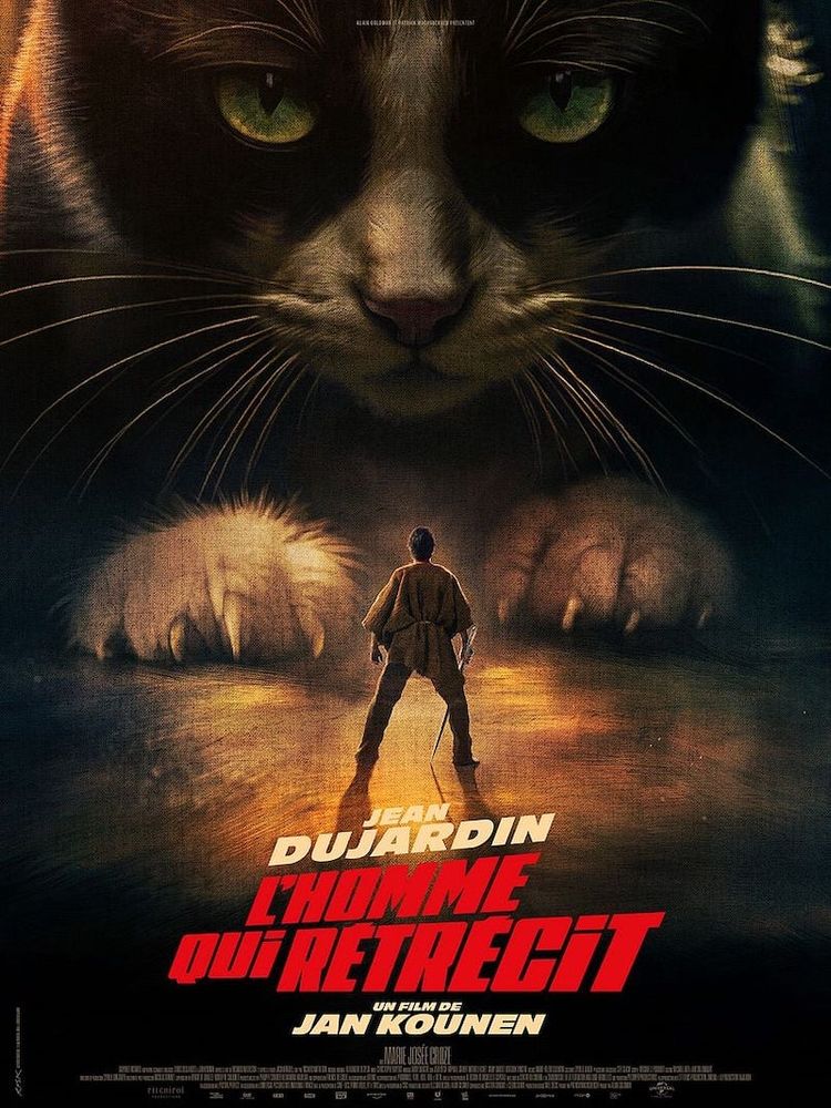 Poster de L'HOMME QUI RÉTRÉCIT. Jean Dujardin, minuscule et de dos, face à un chat géant
