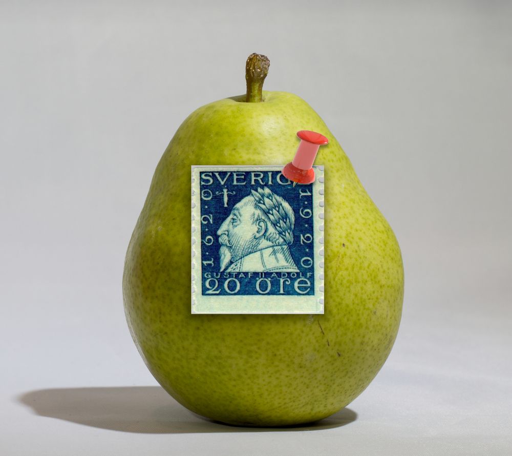 snabb photoshop av päron från wikipedia med ett pånålat 20-öresfrimärke med gustav II adolf i profil