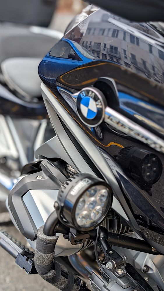 La deuxième moto que je vois ce printemps... Une belle BMW :-) C'est une moto bicylindre, à plat, qui est axé vers le moto-tourisme. Elle est dans les teintes de bleu, très foncée.