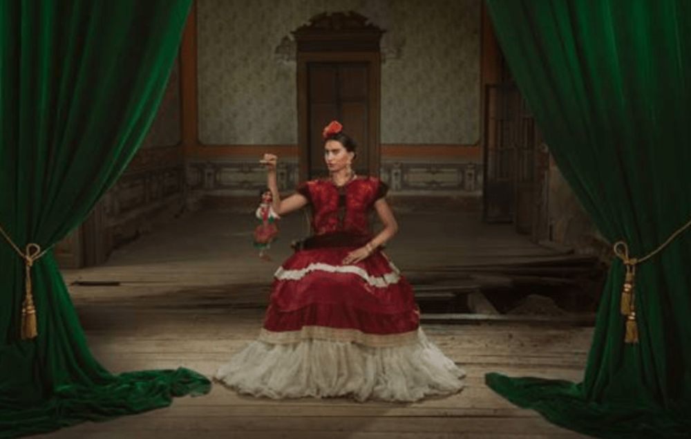 MIS exibe olhar contemporâneo sobre Frida Kahlo em exposição fotográfica inédita no Brasil